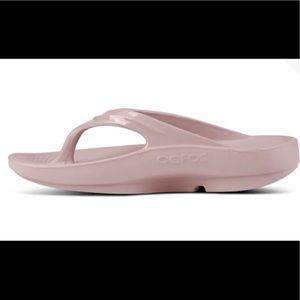 OOFOS sandals NWT